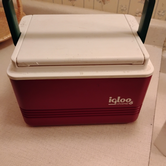 Igloo Legend Red Cooler - Picture 1 of 2